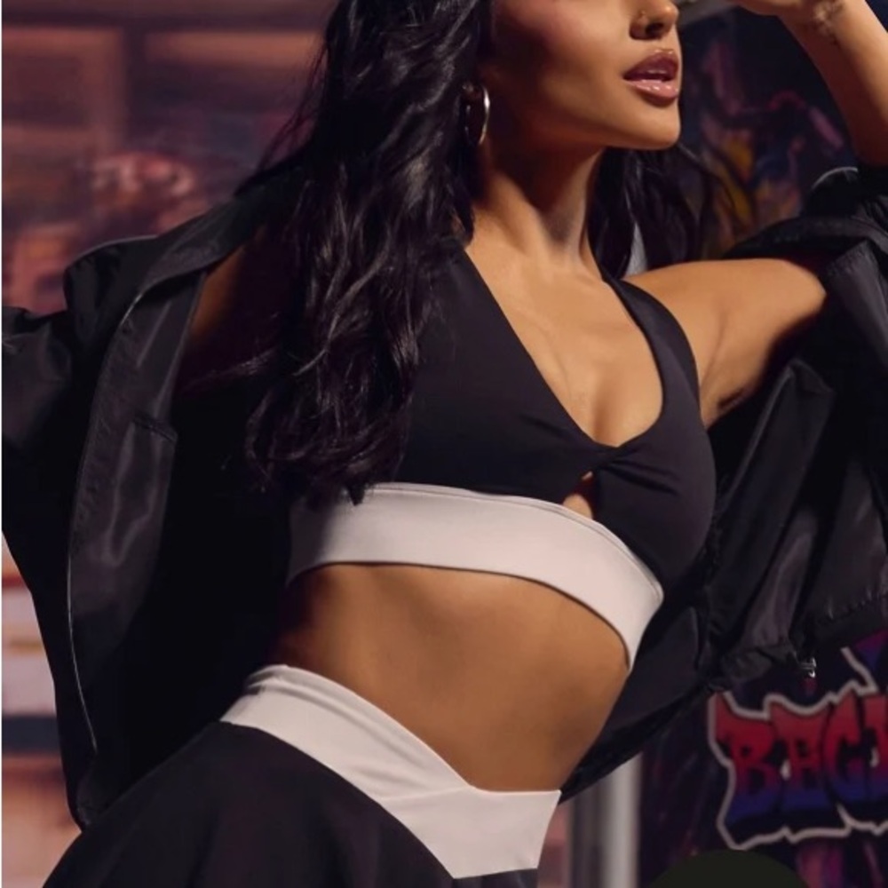 Black and White Fabletics Oasis Twist Front Bra